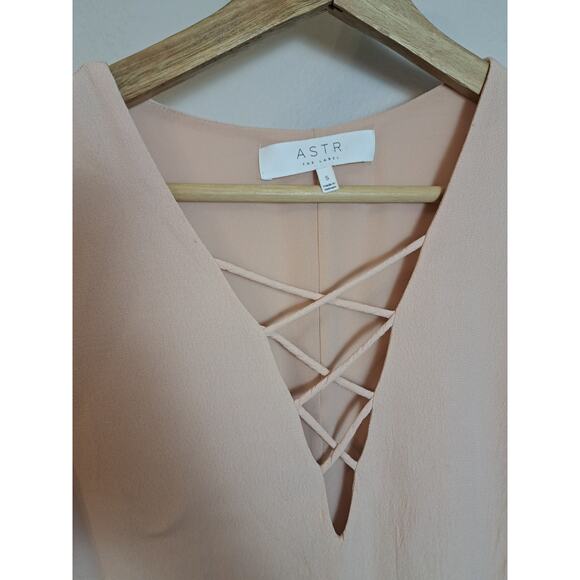 ASTR The Label Shift Dress Sz S Blush Pink Lace Up V-Neck Bell Sleeve Lined - Picture 3 of 4